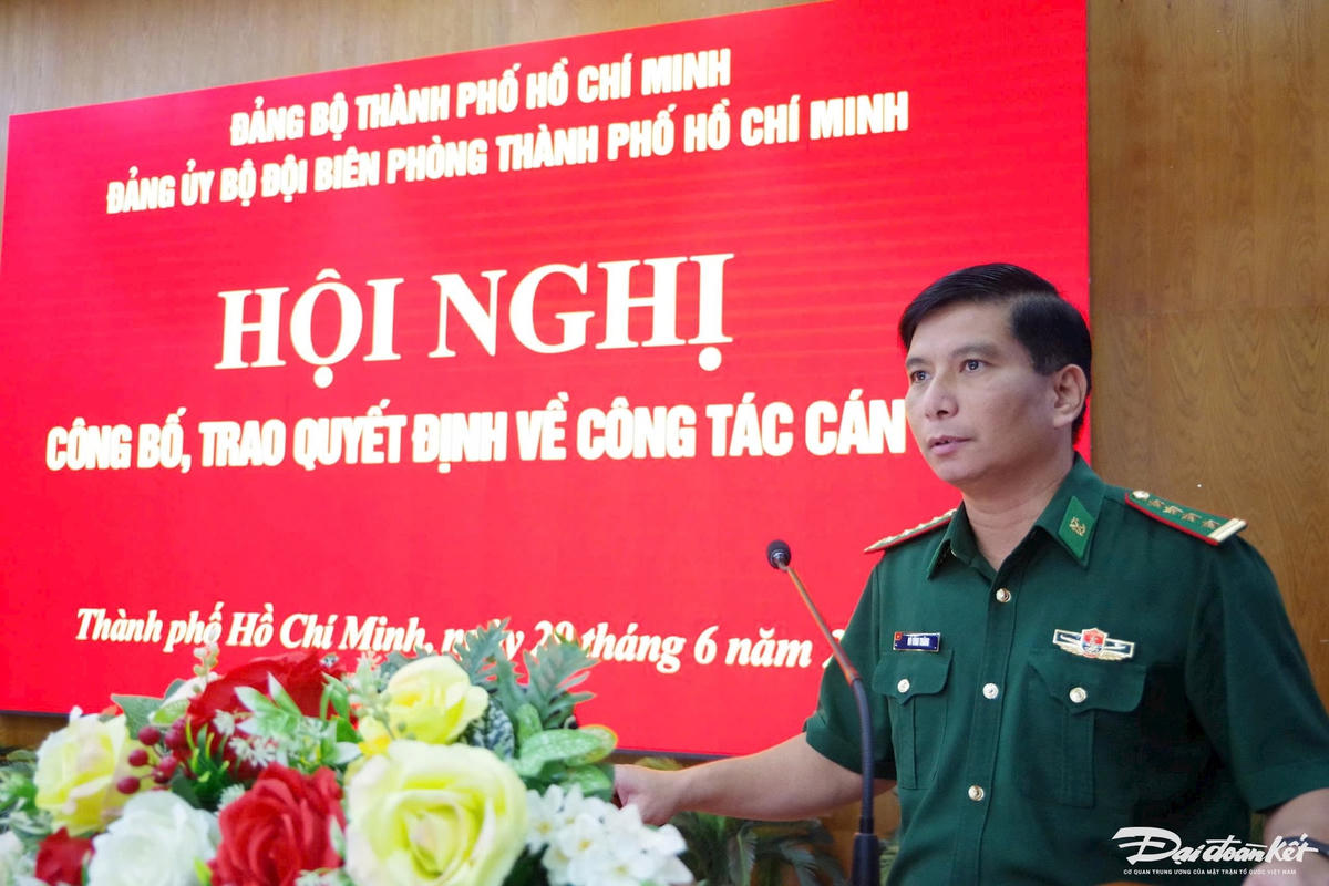 Đại tá Đỗ Vĩnh Thăng, Bí thư Đảng ủy, Chính ủy BĐBP TP. Hồ Chí Minh phát biểu giao nhiệm vụ tại hội nghị. Ảnh: T.Nam.