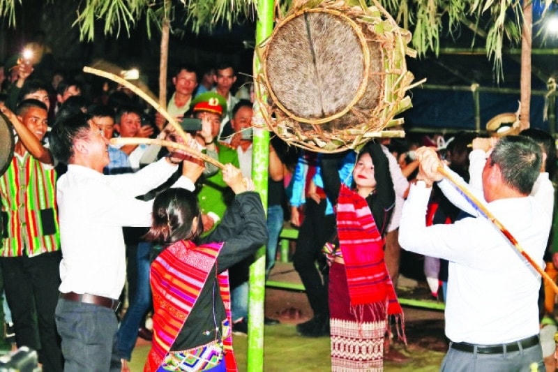 Khách du lịch luôn thích thú khi được trải nghiệm, thưởng thức văn hóa của đồng bào DTTS (Trong ảnh: Du khách tham gia Lễ hội đập trống của người Ma Coong, huyện Bố Trạch khi đến với Quảng Bình.