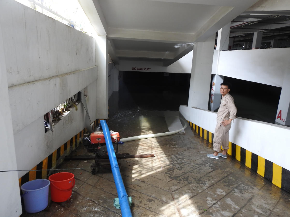 Máy bơm giải cứu tầng hầm chung cư cao cấp ở đường Hàm Nghi (Đà Nẵng), nơi có hàng ngàn hộ dân cư trú. Ảnh Thanh Tùng.