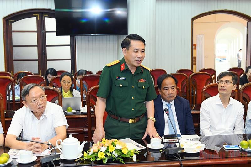 Đại tá Ngô Anh Thu, Phó Tổng Biên tập Báo Quân đội Nhân dân phát biểu ý kiến.