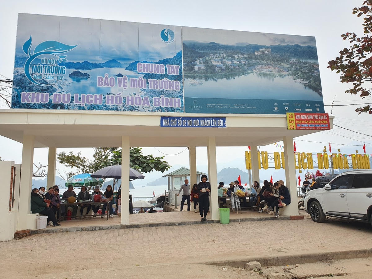 Nhiều du khách đến tham quan tại cảng du lịch Thung Nai dịp đầu Xuân.