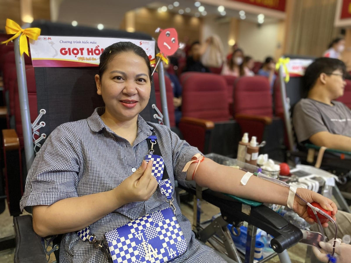 Chị Đỗ Thị Đoài Trinh lần đầu tiên hiến máu trong dịp ý nghĩa.