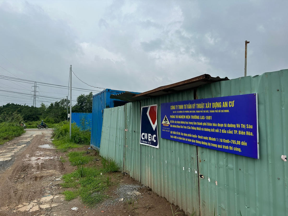 Lối vào gói thầu số 09 xây dựng phần tuyến thoát nước nhánh 1 (km0 + 765,08 đến Km2+480). Ảnh: Mạnh Thìn.