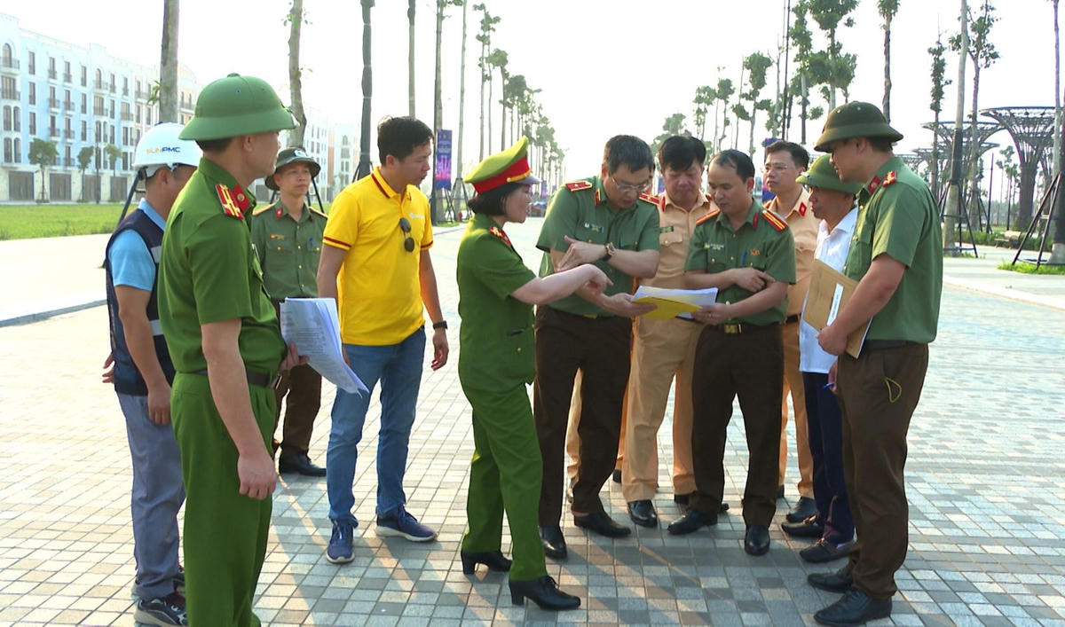 Thiếu tướng Trần Phú Hà, Giám đốc Công an tỉnh Thanh Hóa kiểm tra công tác bảo đảm ANTT tại Quảng trường biển Sầm Sơn.
