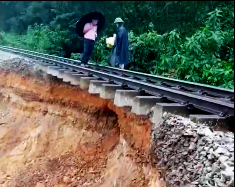 Hiện trường bị sạt lở, trụt mái và khoét hàm ếch tại một số vị trí đường sắt.