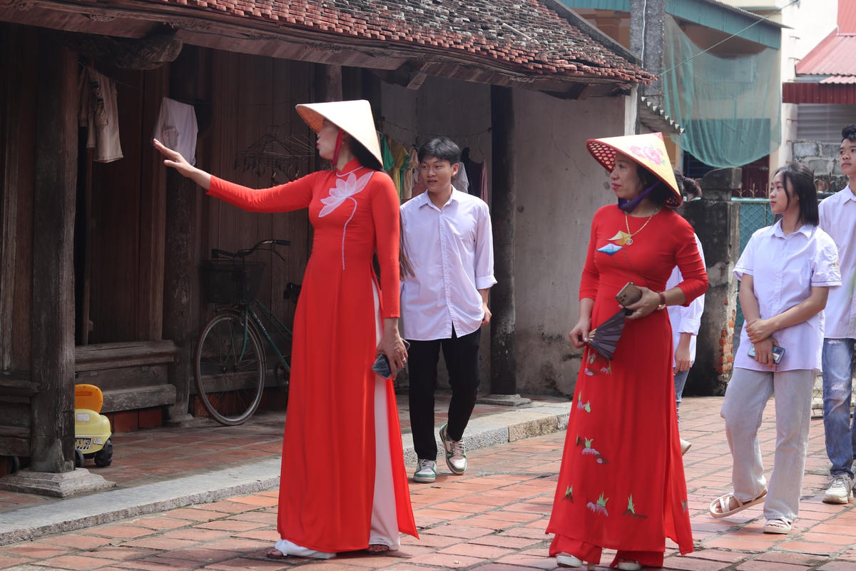 Điểm dừng chân tiếp theo của đoàn là ngôi nhà cổ của ông Phạm Ngọc Tùng (71 tuổi, trú xã Vĩnh Tiến, huyện Vĩnh Lộc) được khởi dựng từ năm 1810, công trình này nằm cách cổng Tây di sản UNESCO thành nhà Hồ 200 m. Ảnh: Đình Minh 