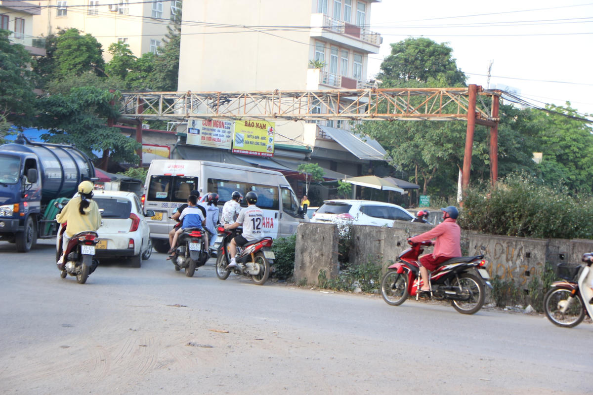 Ông Nguyễn Văn Hùng - tài xế lái xe Trường Đoàn Thị Điểm cho biết: “Hàng ngày tôi lái xe chở học sinh đi qua đoạn đường này, cứ vào khoảng 16h30 - 17h chiều đoạn đường này xảy ra ùn tắc liên tục. Do đoạn đường nút thắt hẹp mà họ lại vứt ống cống ra ngay đường làm cho giao thông ách tắc, người dân đi lại rất khó khăn”.