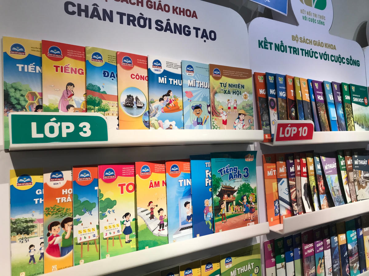 Sách khổ to, in giấy đẹp khiến phụ huynh tốn tiền và cặp của học sinh nặng hơn. Ảnh: Đức Quang.