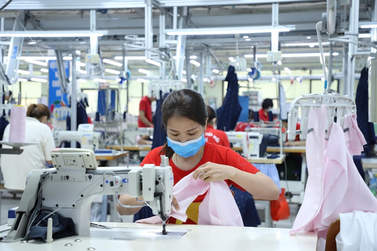 Nhiều doanh nghiệp may đang hướng đến sản xuất xanh. Ảnh: Quang Vinh.
