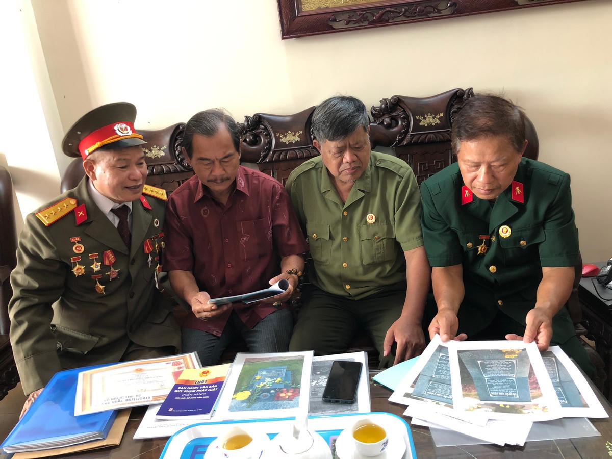 Cựu chiến binh Nguyễn Xuân Minh (ngoài cùng, bên trái) cùng các đồng đội ôn lại ký ức hào hùng ngày 30/4 lịch sử.