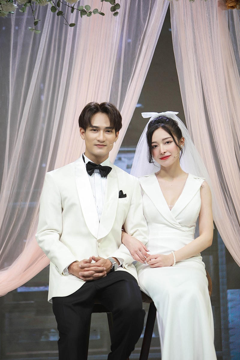 Cả 2 vô cùng đẹp đôi trong trang phục cưới. Ảnh: Perfect Universe.