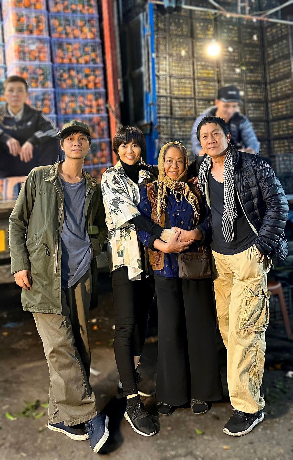 Dàn diễn viên phim "Cuộc đời vẫn đẹp sao". Ảnh: FBNV. 