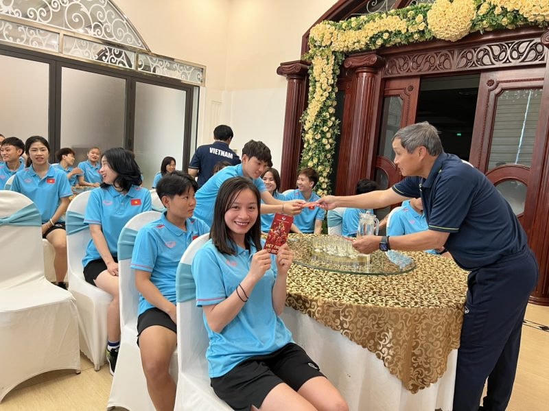 HLV Mai Đức Chung và ban huấn luyện “lì xì” các cầu thủ nhân ngày tập trung đầu tiên của năm 2023. Ảnh: VFF.