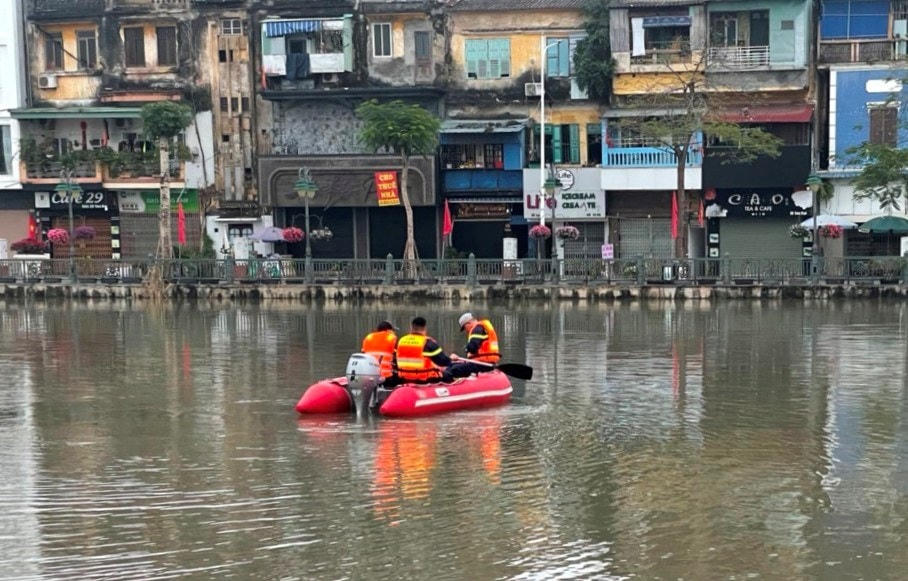 Lực lượng CNCH tìm kiếm nạn nhân N.T.S. trên sông đào Tam Bạc sáng mùng 2 Tết Quý Mão 2023.