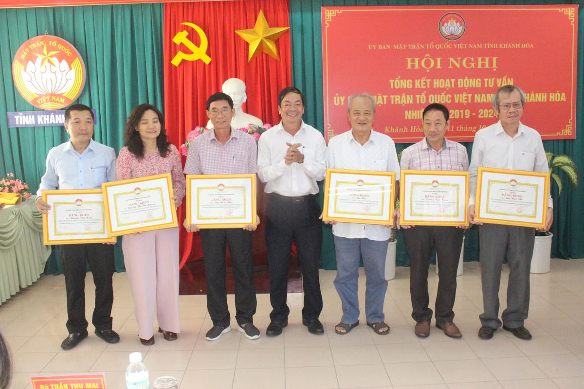 Ông Nguyễn Văn Thiện, Tỉnh ủy viên, Phó Chủ tịch MTTQ Việt Nam tỉnh Khánh Hòa trao Bằng khen cho csac cá nhân đã có thành tích xuất sắc trong nhiệm kỳ qua.