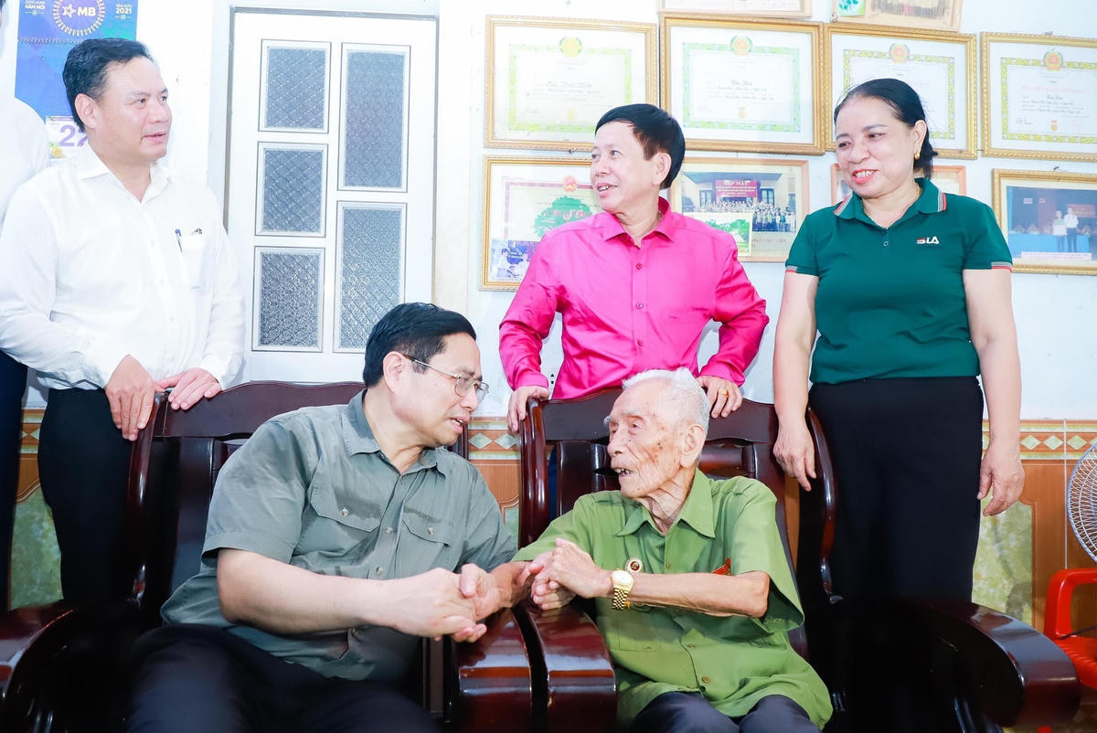 Thủ tướng thăm, tặng quà cho các đối tượng chính sách nhân kỷ niệm 75 năm ngày Thương binh Liệt sĩ.