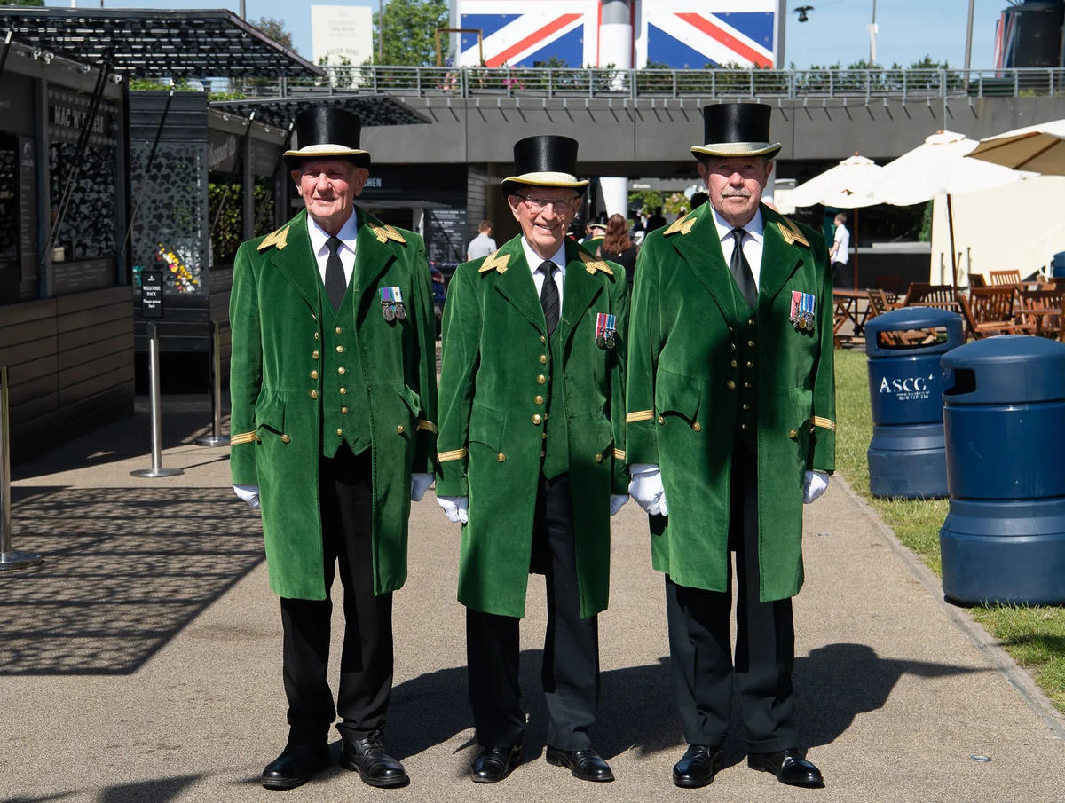 Ascot Greencoats - Những cảnh vệ đứng chào đón người tham gia đua ngựa.