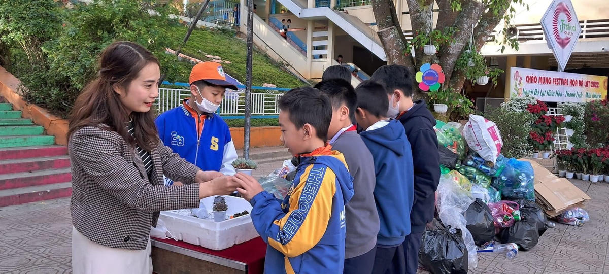 Các em học sinh thành phố Đà Lạt đổi rác thải lấy quà tặng “Vì một Đà Lạt xanh”.