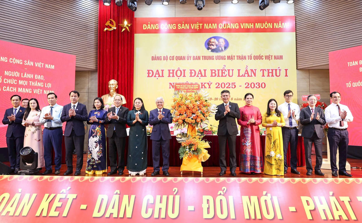 Đồng chí Trần Thắng tặng hoa chúc mừng Đại h Ảnh: Quang Vinh.