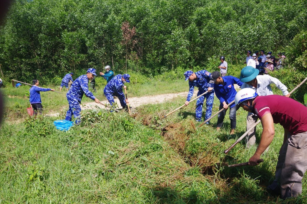 Cán bộ, chiến sỹ Hải đoàn 21 cùng đoàn viên, thanh niên xã Tam Trà, Ban chỉ huy QS huyện Núi Thành và bà con nhân dân nạo vét, khơi thông kênh mương.