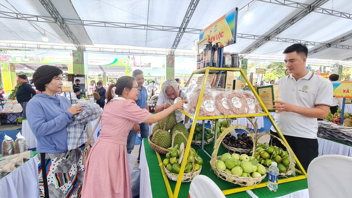 Một gian hàng giới thiệu sản phẩm nhà nông.