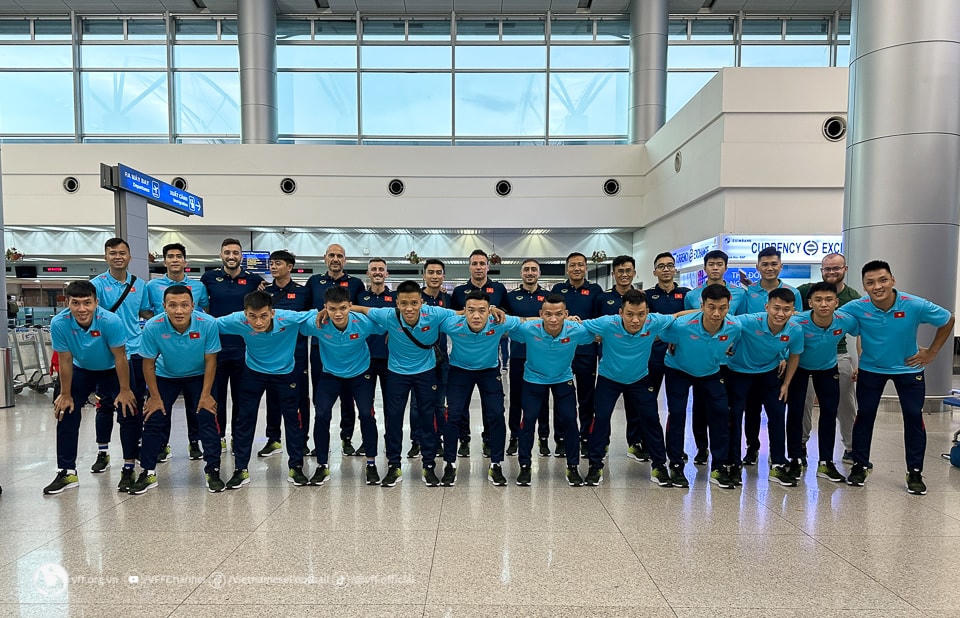 ĐT futsal Việt Nam chụp ảnh lưu niệm tại sân bay Tân Sơn Nhất trước giờ khởi hành đi Paraguay. Ảnh: VFF.