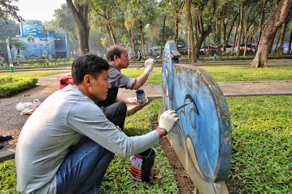 Cũng trong sáng nay, các công nhân cũng đã chỉnh trang ô cỏ...