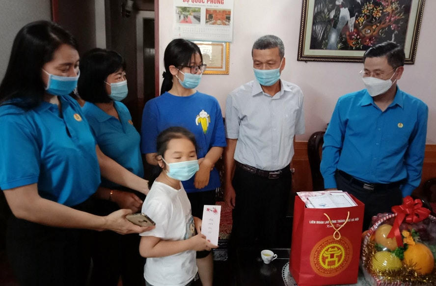 Đại diện Công đoàn Hà Nội thăm gia đình người lao động bị tai nạn trong quá trình làm việc.