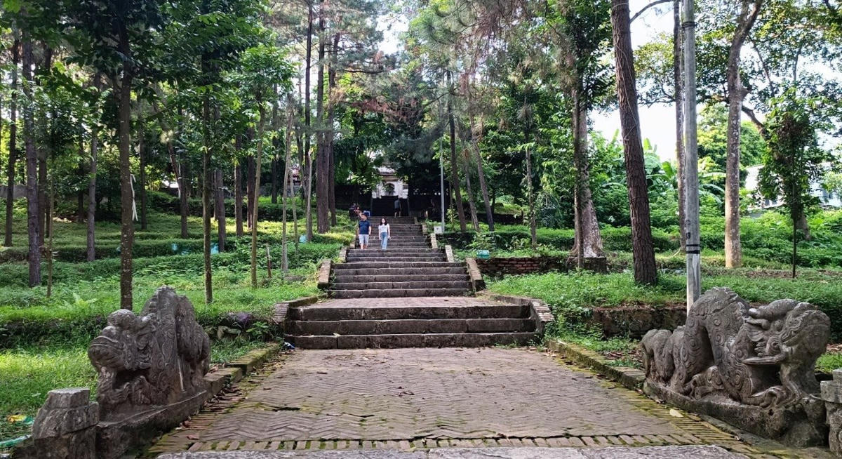 Lối lên chùa Trăm Gian