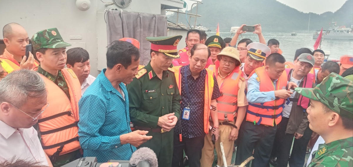 Lực lượng cứu hộ, cứu nạn bàn phương án tìm kiếm nạn nhân vụ trực thăng rơi trên vùng biển Cát Bà.