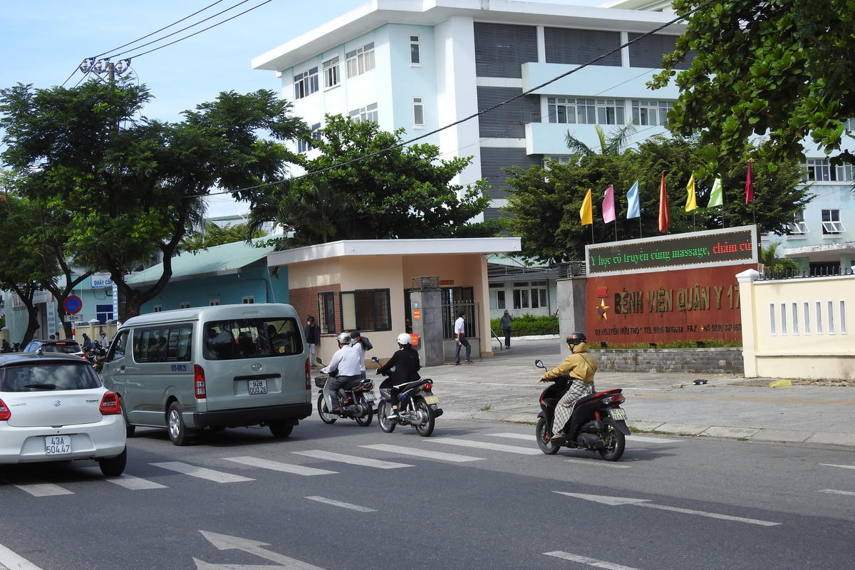 Đà Nẵng: Ô tô liên tục bị dán giấy phạt trước cổng Bệnh viện Quân y 17 