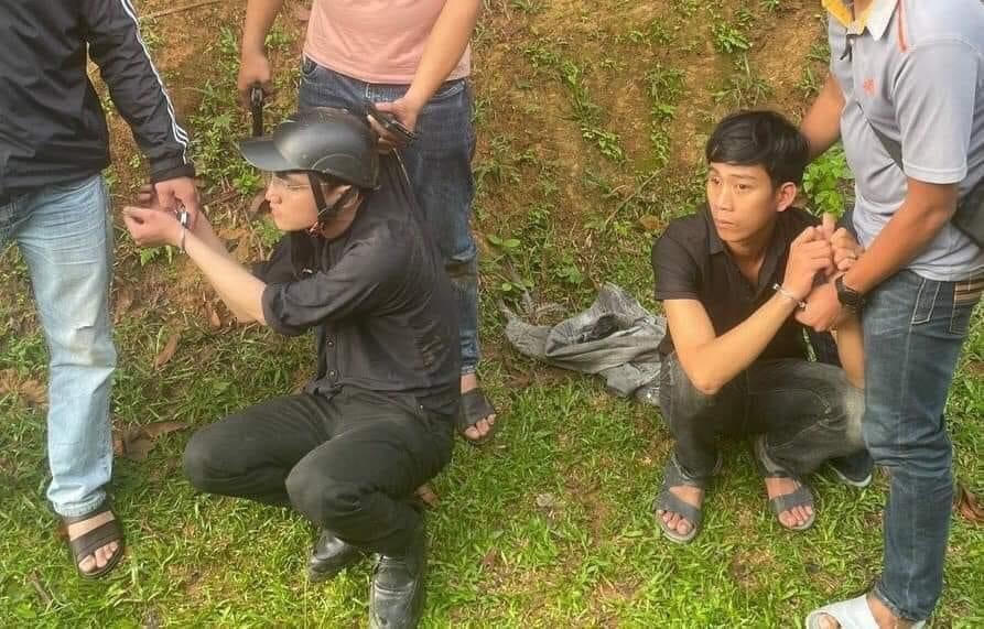 Lực lượng chức năng bắt giữ đối tượng Đông và Nga.