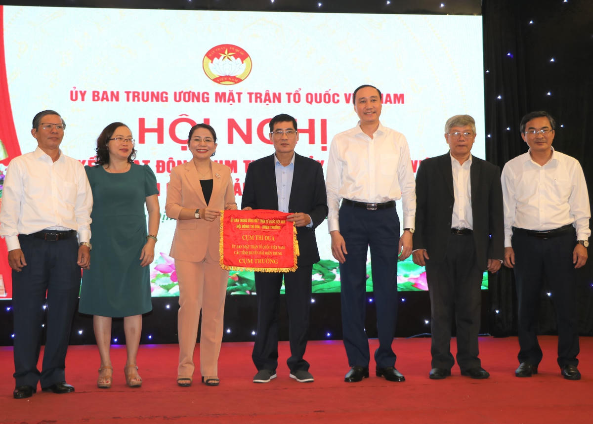 Trao Cờ thi đua cho Cụm trưởng Cụm thi đua các tỉnh Duyên hải miền Trung năm 2023 cho tỉnh Quảng Ngãi.