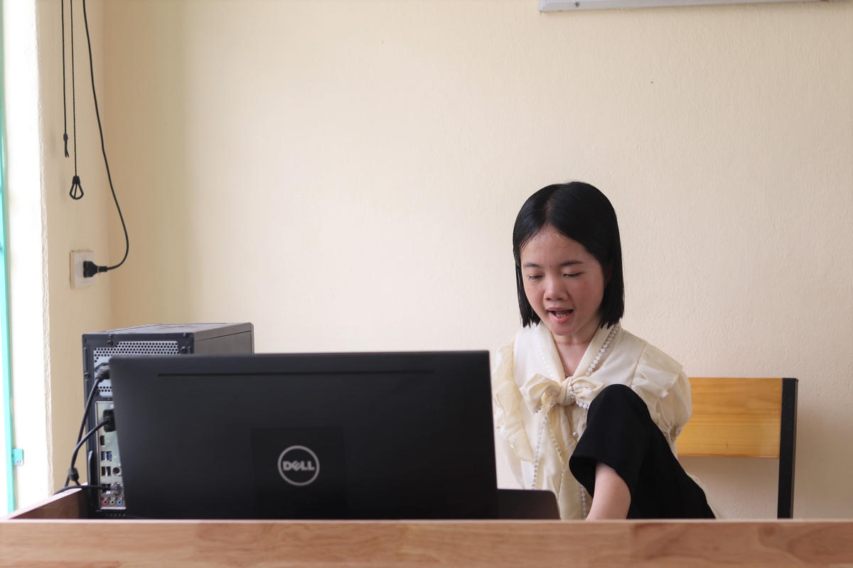 Cô Thắm tập trung cho tới cuối tiết học. Ảnh Đình Minh  