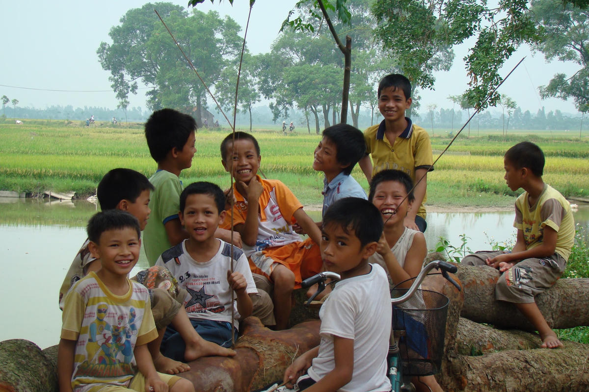 Niềm vui của những đứa trẻ sau một buổi chiều hè.  
