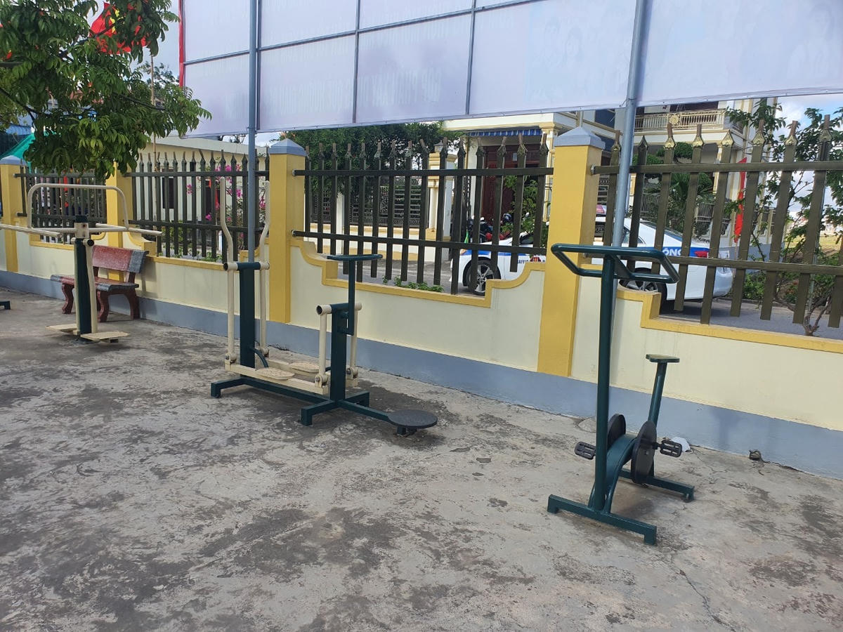 Bộ dụng cụ thể thao ngoài trời đặt tại Nhà văn hóa xóm.