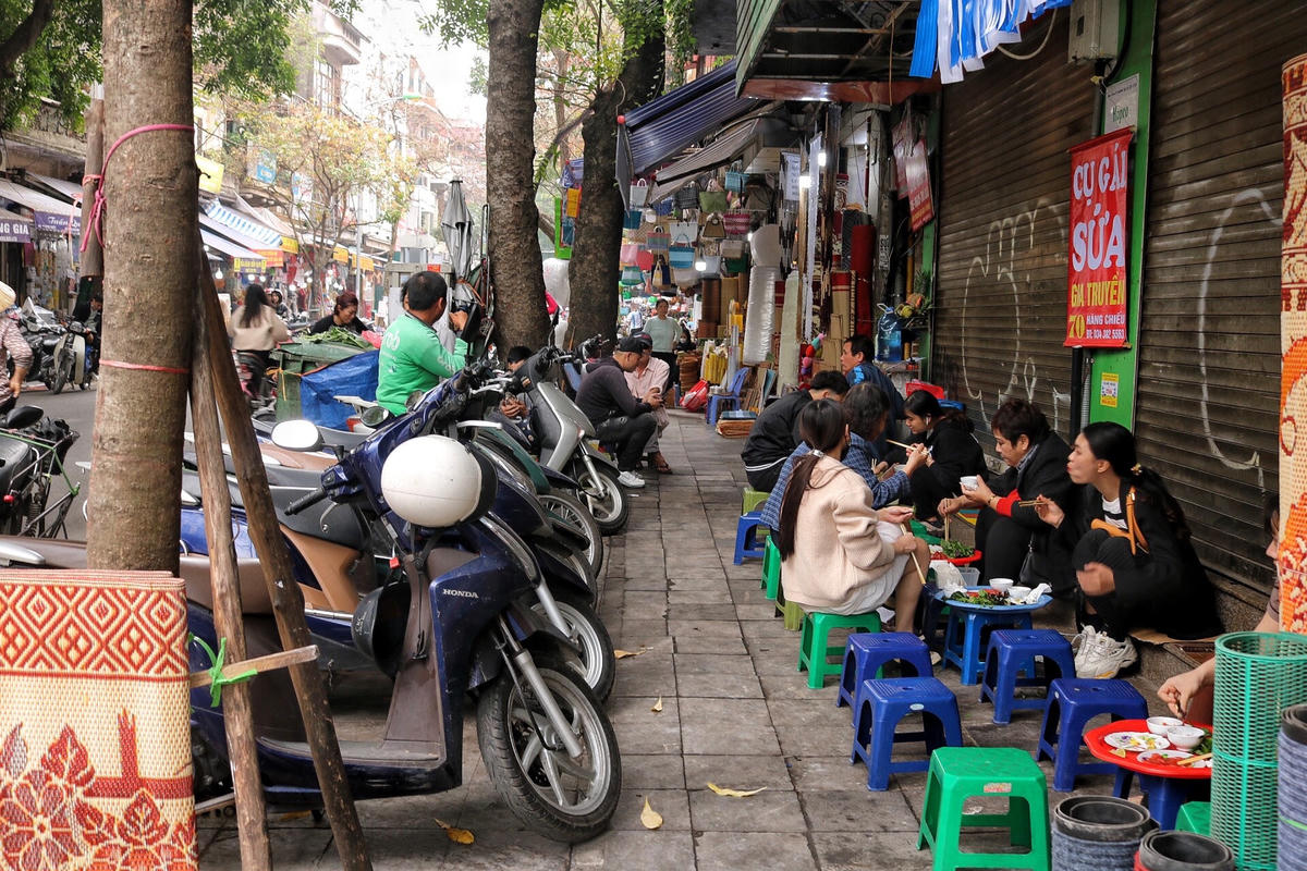 Hình ảnh vỉa hè bị lấn chiếm vô tội vạ.