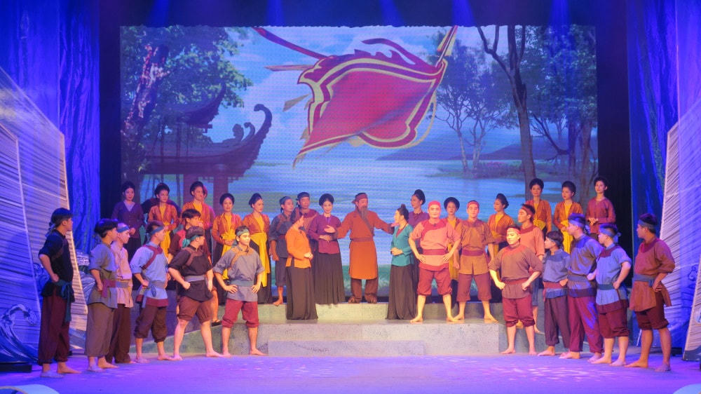 Cảnh trong vở chèo “Ngôi sao của sóng”.