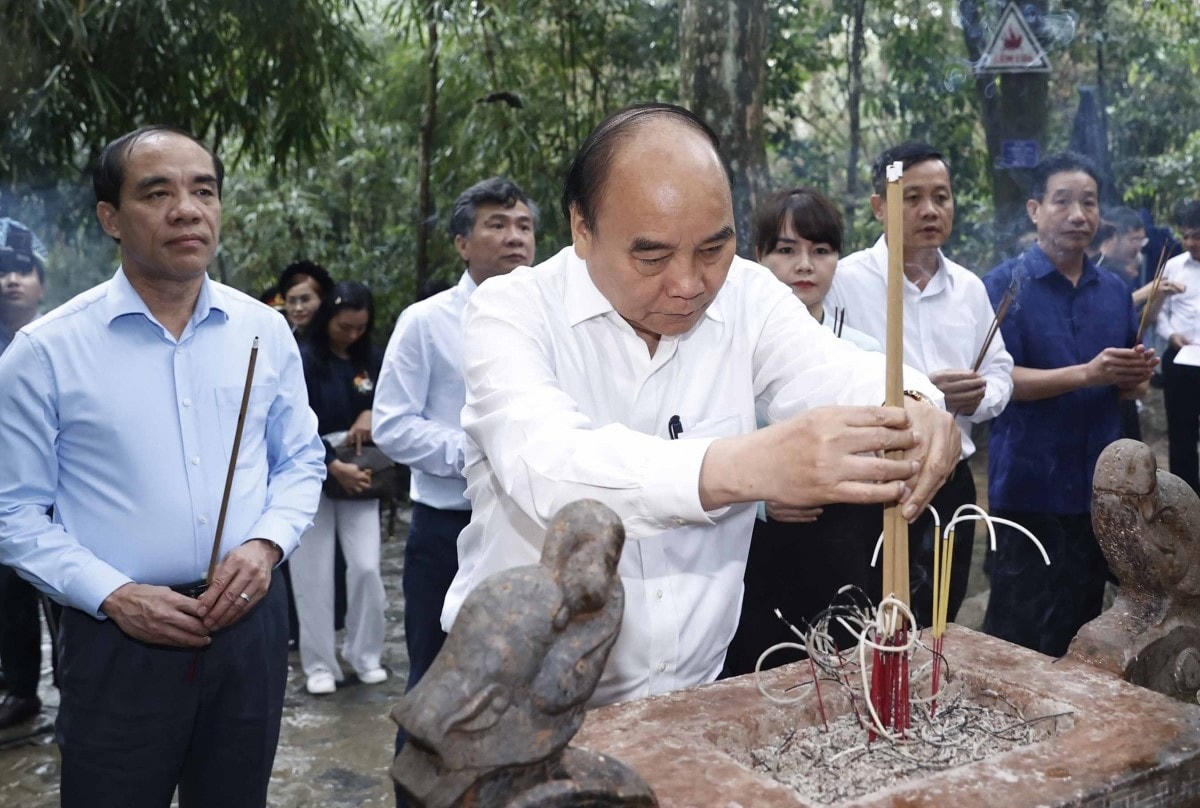 Chủ tịch nước Nguyễn Xuân Phúc dâng hương tưởng nhớ Chủ tịch Hồ Chí Minh tại lán Nà Nưa.