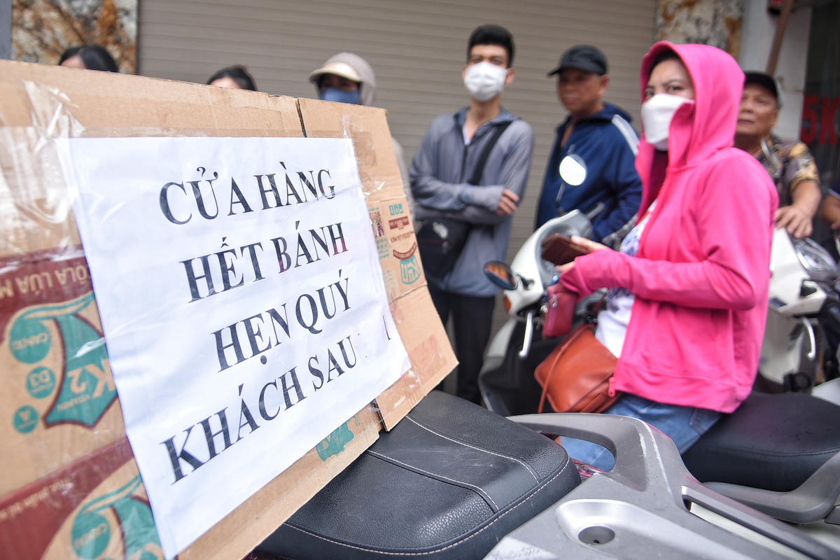 Cửa hàng đưa ra thông báo hết bánh, nếu muốn mua khách hàng phải tiếp tục chờ đợi.