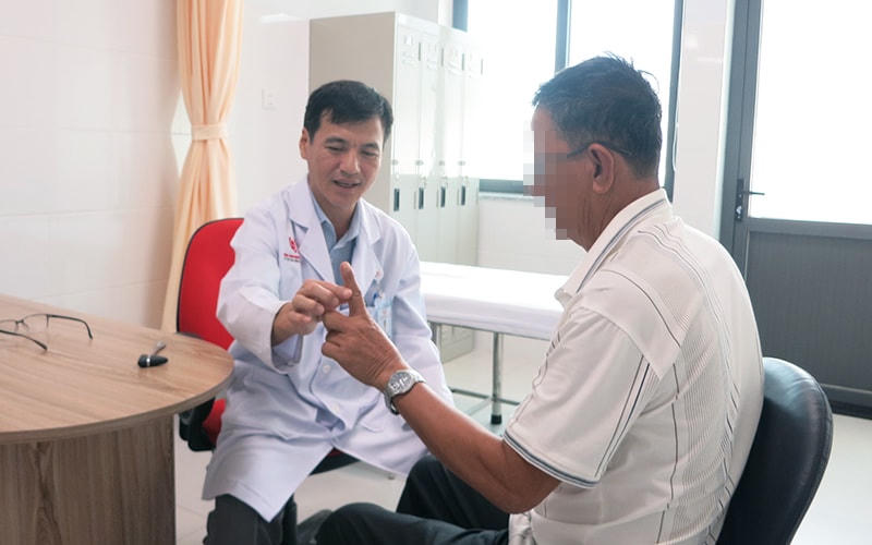 Bác sĩ thăm khám cho bệnh nhân bị rối loạn tiền đình. Ảnh: TL.
