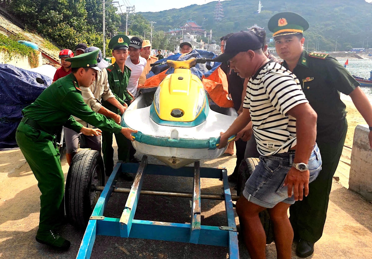 Lực lượng chức năng vận động, hỗ trợ người dân đưa mô tô nước không đủ điều kiện hoạt động lên bờ