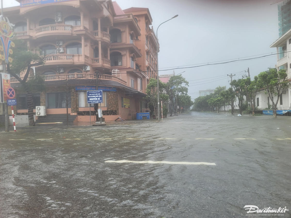 Mưa lột số tuyến phố đã bị ngập nước. Ảnh: Quốc Thanh.