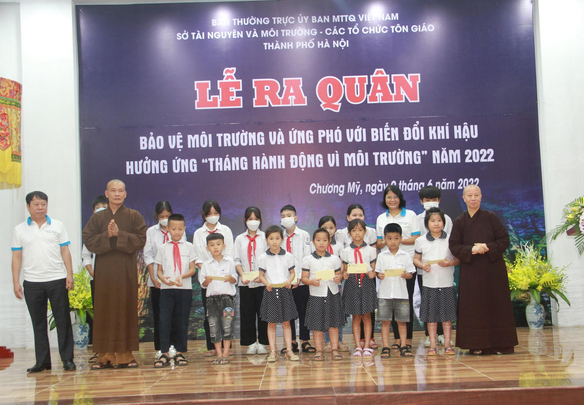 Ni trưởng Thích Đàm Khoa, Trụ trì chùa Trăm Gian đã trao 15 suất quà cho các cháu học sinh nghèo vượt khó trên địa bàn xã Tiên Phương.