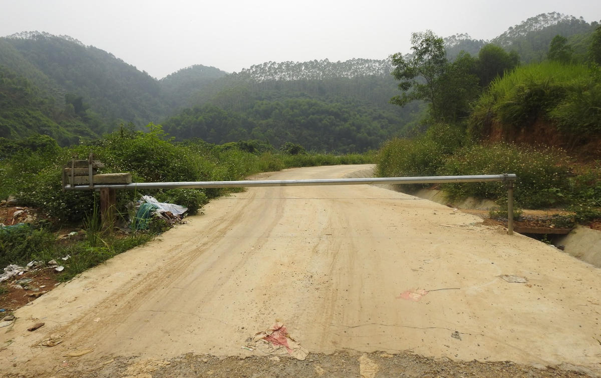 Dựng barie để ngăn chặn việc đổ trộm rác vào khu tập kết.