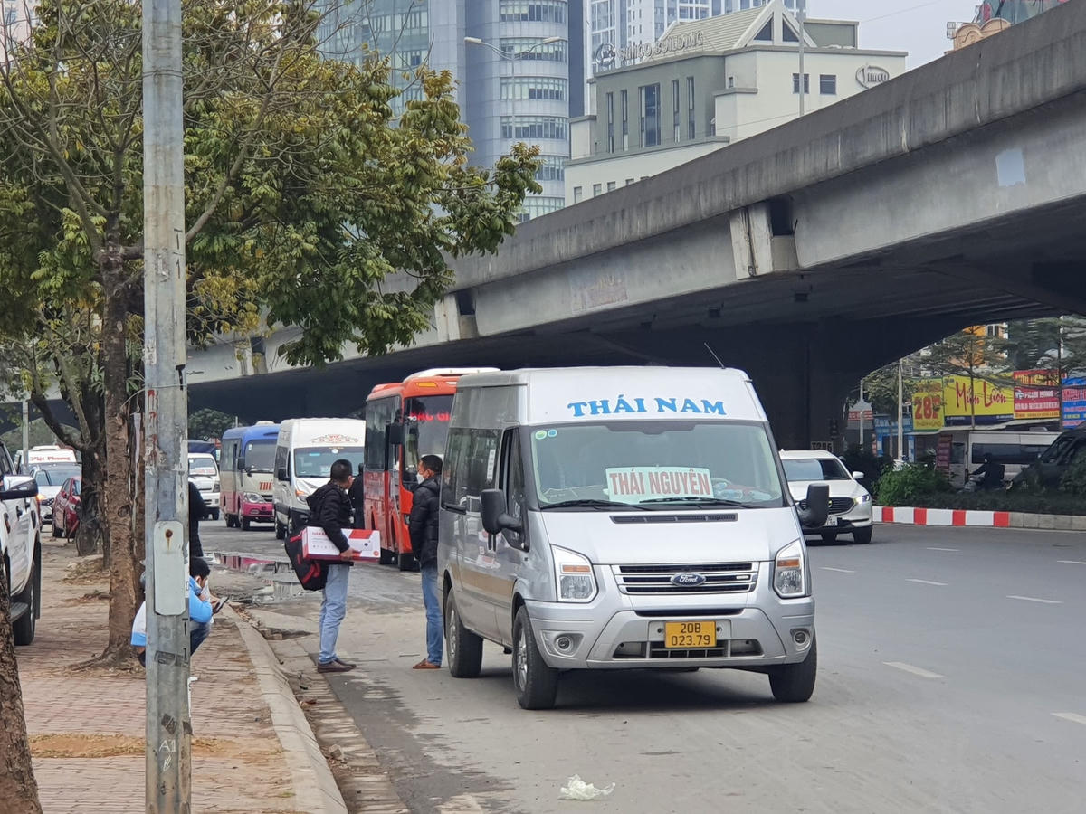 Hàng dài xe khách nối đuôi nhau bắt khách trên đường Phạm Hùng.
