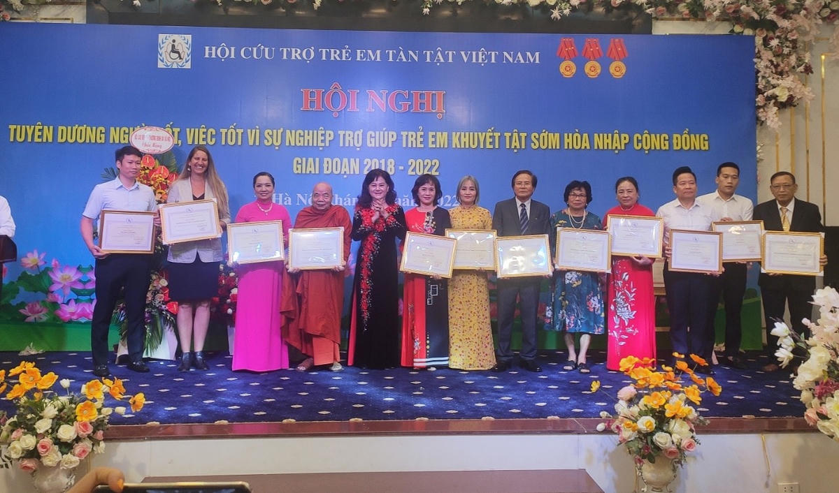 Trao tặng Bằng khen cho các cá nhân, tập thể, nhà tài trợ đã có thành tích xuất sắc trong sự nghiệp cứu trợ trẻ em tàn tật Việt Nam giai đoạn 2018 – 2022.