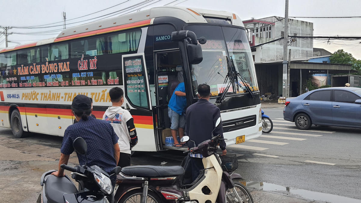 Xe khách Phước Thành -  Thanh Tuấn BKS 69B – 003.24 chạy tuyến Năm Căn-Đồng Nai ngang nhiên quẹo vào cây xăng Châu Hưng trên tuyến Quốc Lộ 1A đón khách.