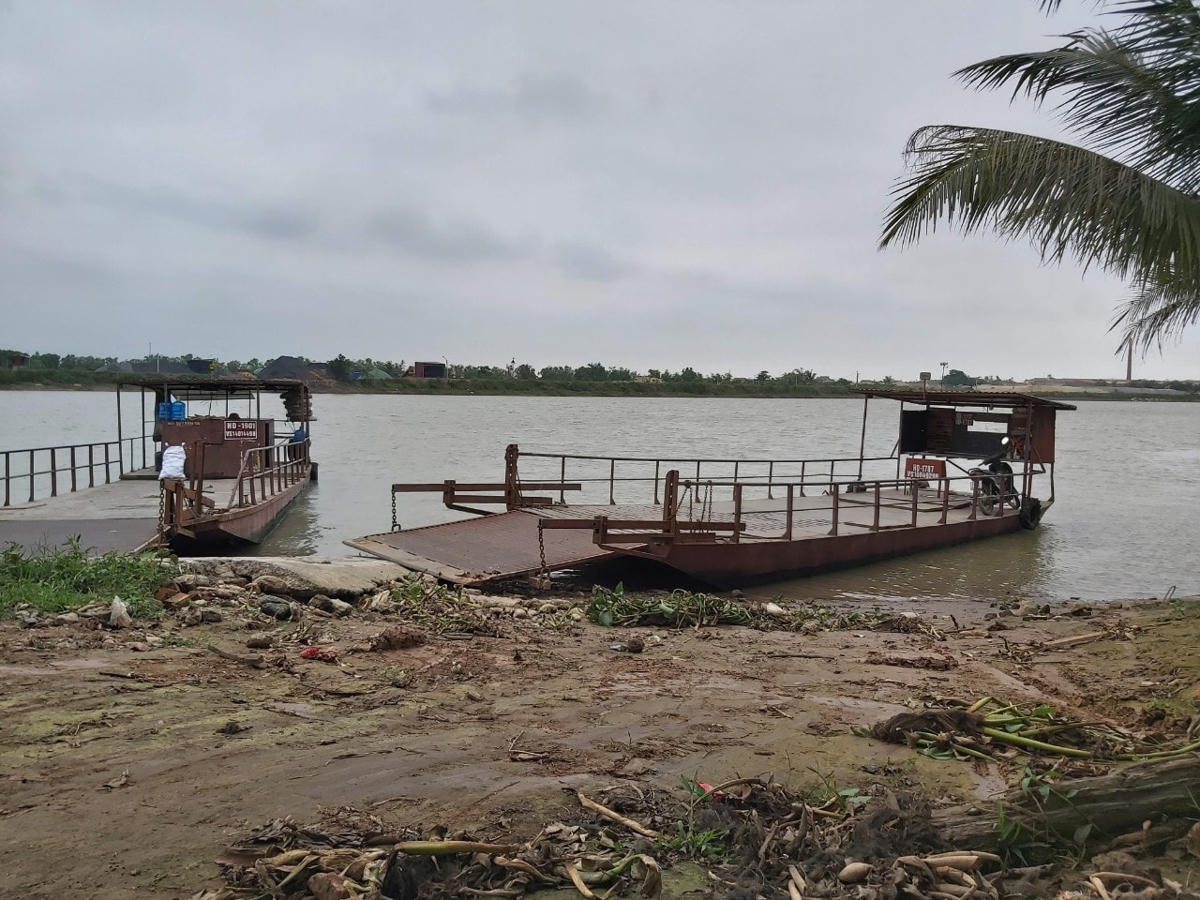 Phương tiện đò chở khách qua sông phải nằm bờ chờ được đăng kiểm.