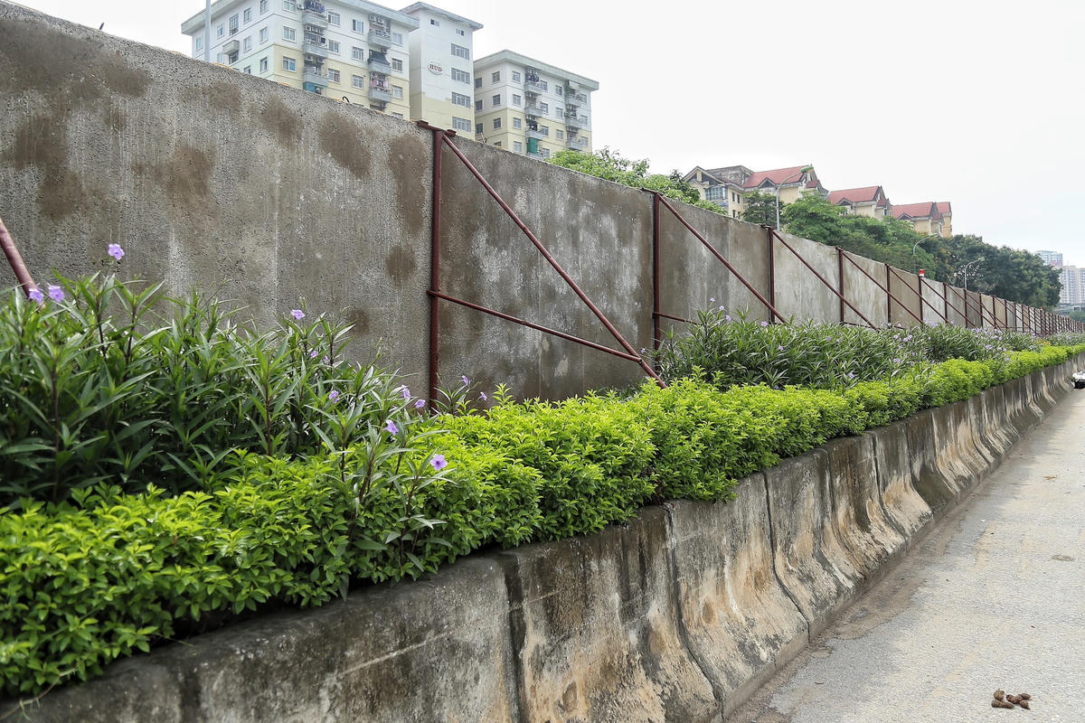Bức tường rào bằng bê tông được xây dựng kiên cố.